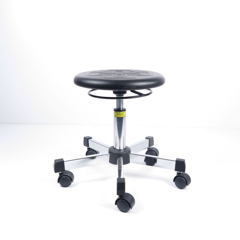Ergonomiczne krzesła laboratoryjne i taborety z poliuretanu bez pleców 5 podstawy z nogami czarne dostawca