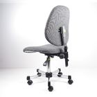 Ergonomiczne krzesła z szarej tkaniny do stołów warsztatowych Regulowane duże krzesła laboratoryjne z tyłu dostawca